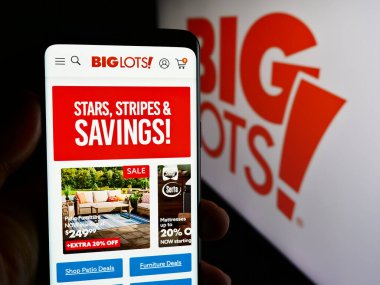 Stuttgart, Almanya - 07-06-2024: Cep telefonunda ABD 'li indirimli perakende firması Big Lots Stores Inc.' in web sayfası bulunan kişi logonun önünde. Telefon ekranının merkezine odaklan.