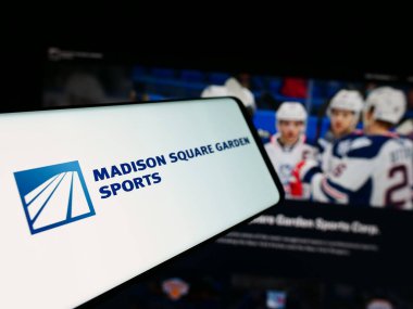 Stuttgart, Almanya - 07-06-2024: Amerikan şirketi Madison Square Garden Sports Corp 'un logolu akıllı telefon. Telefon ekranının merkez soluna odaklan.