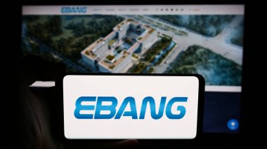 Stuttgart, Almanya - 07-06-2024: Engelleme zinciri şirketi Ebang International Holdings Inc. 'in logosuna sahip cep telefonu sahibi kişi iş sayfasının önünde. Telefon ekranına odaklan.