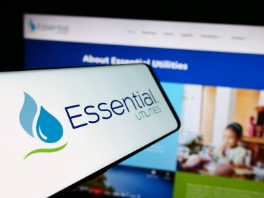 Stuttgart, Almanya - 07-06-2024: Web sitesi önünde Amerikan su hizmetleri şirketi Esnecessary Utilities Inc. 'in logosuna sahip akıllı telefon. Telefon ekranının merkez soluna odaklan.