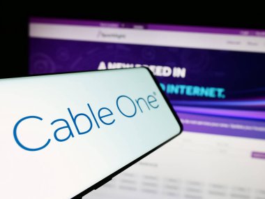 Stuttgart, Almanya - 07-06-2024: Amerikan telekomünikasyon şirketi Cable One Inc. 'in logosuna sahip cep telefonu. Telefon ekranının merkez soluna odaklan.