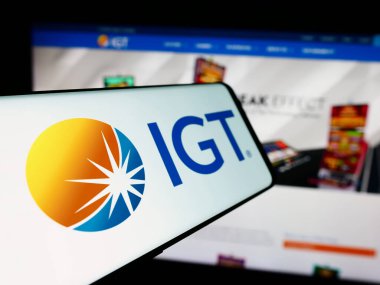 Stuttgart, Almanya - 07-06-2024: Uluslararası Oyun Teknolojisi PC (IGT) şirketinin logosunun yer aldığı cep telefonu. Telefon ekranının merkez soluna odaklan.