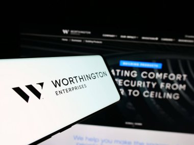 Stuttgart, Almanya - 07-06-2024: Web sitesi önünde ABD 'li metal işleme şirketi Worthington Enterprises Inc.' in logosuna sahip akıllı telefon. Telefon ekranının merkez soluna odaklan.