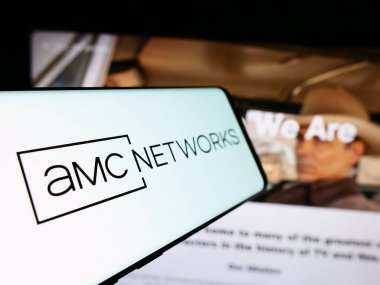 Stuttgart, Almanya - 07-08-2024: Amerikan eğlence şirketi AMC Networks Inc. 'in logolu cep telefonu. Telefon ekranının soluna odaklan.