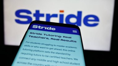 Stuttgart, Almanya - 07-08-2024: İş logosu önünde ABD 'li online eğitim şirketi Stride Inc.' nin web sayfası ile cep telefonu. Telefon ekranının sol üst kısmına odaklan.