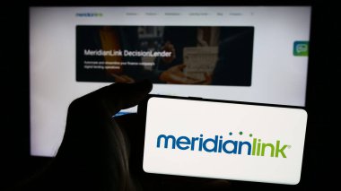 Stuttgart, Almanya - 07-08-2024: İnternet sitesi önünde ABD 'li finans yazılım şirketi MeridianLink Inc.' in logosuna sahip kişi. Telefon ekranına odaklan.