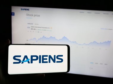 Stuttgart, Almanya - 07-08-2024: İsrailli şirket Sapiens International Corporation N.V. 'nin logosuna sahip cep telefonu sahibi kişi web sayfasının önünde. Telefon ekranına odaklan.