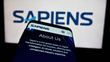 Stuttgart, Almanya - 07-08-2024: İsrailli firma Sapiens International Corporation N.V. 'nin internet sayfalı akıllı telefonu iş logosu önünde. Telefon ekranının sol üst kısmına odaklan.
