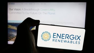 Stuttgart, Almanya - 07-08-2024: İsrailli enerji şirketi Energix Yenilenebilir Enerji Ltd. 'nin logosuna sahip cep telefonu sahibi kişi web sayfasının önünde. Telefon ekranına odaklan.