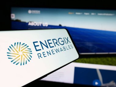 Stuttgart, Almanya - 07-08-2024: İsrailli enerji şirketi Energix Yenilenebilir Enerji Ltd. 'nin logosuyla birlikte cep telefonu. Telefon ekranının merkez soluna odaklan.