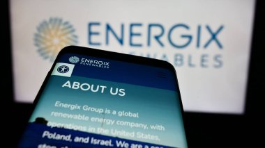 Stuttgart, Almanya - 07-08-2024: İsrailli enerji şirketi Energix Yenilenebilir Enerji Ltd. 'nin web sitesi ile birlikte akıllı telefon. Telefon ekranının sol üst kısmına odaklan.