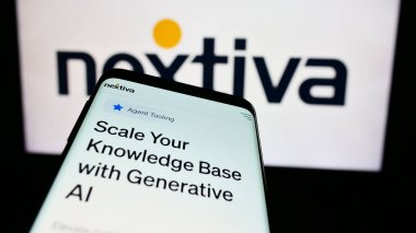 Stuttgart, Almanya - 07-10-2024: İş logosu önünde ABD 'li iletişim yazılım şirketi Nextiva Inc.' in web sitesi ile akıllı telefon. Telefon ekranının sol üst kısmına odaklan.