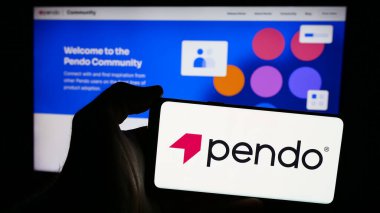 Stuttgart, Almanya - 07-11-2024: ABD 'li yazılım şirketi Pendo.io Inc.' in logosuna sahip akıllı telefon sahibi kişi web sitesinin önünde. Telefon ekranına odaklan.