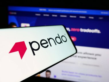 Stuttgart, Almanya - 07-11-2024: Amerikan yazılım şirketi Pendo.io Inc. 'in logosuyla birlikte cep telefonu. Telefon ekranının soluna odaklan.