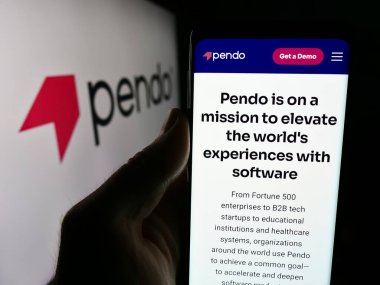 Stuttgart, Almanya - 07-11-2024: İş logosu önünde ABD 'li yazılım şirketi Pendo.io Inc.' in web sayfası ile cep telefonu tutan kişi. Telefon ekranının merkezine odaklan.