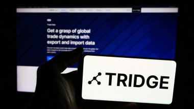Stuttgart, Almanya - 07-11-2024: İnternet sitesi önünde Güney Koreli tarım platformu şirketi Tridge Co. Ltd. nin logosuna sahip kişi. Telefon ekranına odaklan.