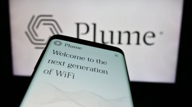 Stuttgart, Almanya - 07-11-2024: İş logosu önünde ABD 'li Plume Design Inc.' in web sitesi bulunan cep telefonu. Telefon ekranının sol üst kısmına odaklan.