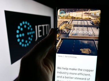 Stuttgart, Almanya - 07-11-2024: ABD 'li bakır çıkarma şirketi Jetti Resources LLC' nin web sayfası ile logo önünde cep telefonu tutan kişi. Telefon ekranının merkezine odaklan.