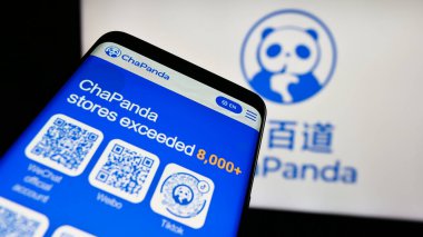 Stuttgart, Almanya - 07-11-2024: Chengdu Chabaidao Catering Management Co. Ltd. (ChaPanda) logonun önünde yer alan akıllı telefon. Telefon ekranının sol üst kısmına odaklan.