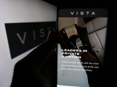 Stuttgart, Almanya - 07-11-2024: Emirati havacılık şirketi Vista Global Holding Limited 'in internet sayfası ile logo önünde cep telefonu tutan kişi. Telefon ekranının merkezine odaklan.
