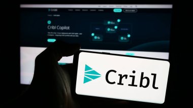Stuttgart, Almanya - 07-11-2024: Amerikan yazılım şirketi Cribl Inc. 'in logosuyla cep telefonu sahibi kişi iş sayfasının önünde. Telefon ekranına odaklan.