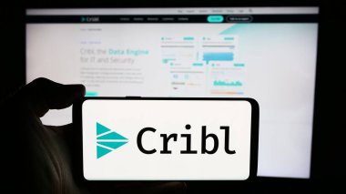 Stuttgart, Almanya - 07-11-2024: İş sayfası önünde ABD 'li yazılım şirketi Cribl Inc.' in logosuyla cep telefonu tutan kişi. Telefon ekranına odaklan.