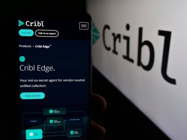 Stuttgart, Almanya - 07-11-2024: İş logosu önünde ABD 'li yazılım şirketi Cribl Inc.' in web sayfası ile cep telefonu tutan kişi. Telefon ekranının merkezine odaklan.