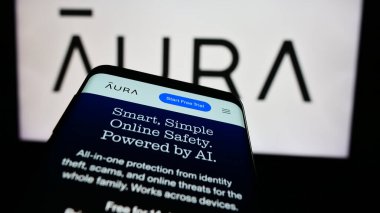Stuttgart, Almanya - 07-12-2024: ABD 'li siber güvenlik yazılım şirketi Aura Sub LLLC' nin web sayfalı akıllı telefon. Telefon ekranının sol üst kısmına odaklan.