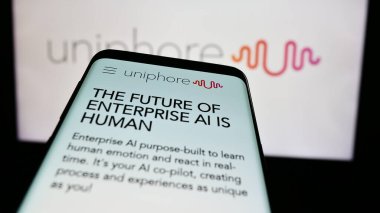 Stuttgart, Almanya - 07-12-2024: İş logosu önünde ABD 'li AI yazılım şirketi Uniphore Technologies Inc.' nin web sitesi ile cep telefonu. Telefon ekranının sol üst kısmına odaklan.