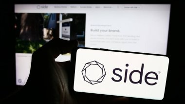 Stuttgart, Almanya - 07-12-2024: Web sitesi önünde ABD 'li emlak komisyoncusu Side Real Estate Inc.' in logosuna sahip kişi. Telefon ekranına odaklan.
