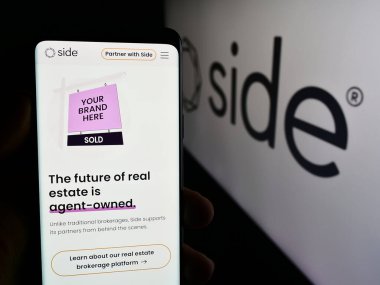 Stuttgart, Almanya - 07-12-2024: ABD 'li emlak komisyoncusu Side Real Estate Inc.' in web sayfası ile akıllı telefon sahibi kişi logonun önünde. Telefon ekranının merkezine odaklan.