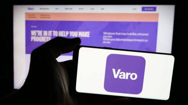 Stuttgart, Almanya - 07-12-2024: ABD 'li finans hizmetleri şirketi Varo Bank N.A.' nın logosuna sahip akıllı telefon sahibi kişi İnternet sitesinin önünde. Telefon ekranına odaklan.