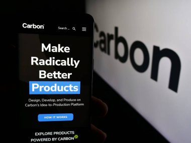 Stuttgart, Almanya - 07-14-2024: İş logosu önünde ABD 'li 3D baskı şirketi Carbon Inc.' in web sayfası ile cep telefonu tutan kişi. Telefon ekranının merkezine odaklan.