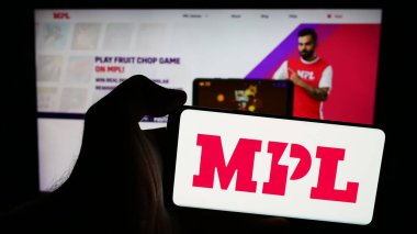 Stuttgart, Almanya - 07-14-2024: İnternet sayfası önünde Hint çevrimiçi oyun şirketi Mobile Premier League 'in (MPL) logosunu elinde tutan kişi. Telefon ekranına odaklan.