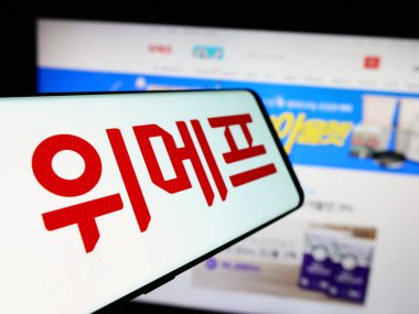 Stuttgart, Almanya - 07-14-2024: Güney Kore e-ticaret şirketi Wemake Price 'ın logosunun yer aldığı cep telefonu. Telefon ekranının merkez soluna odaklan.
