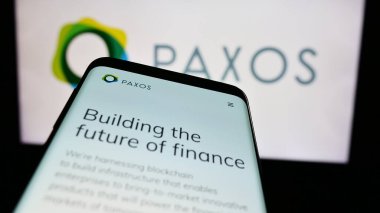 Stuttgart, Almanya - 07-14-2024: İş logosu önünde ABD 'li blok şirketi Paxos Trust Company LLLC' nin web sitesi bulunan cep telefonu. Telefon ekranının sol üst kısmına odaklan.