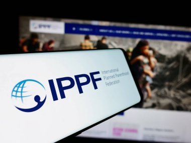 Stuttgart, Almanya - 07-15-2024: İnternet sitesi önünde Uluslararası Aile Planlama Federasyonu (IPPF) logosu bulunan cep telefonu. Telefon ekranının merkez soluna odaklan.