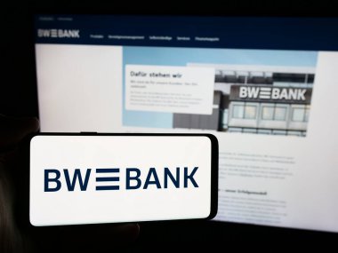 Stuttgart, Almanya - 07-15-2024: Logo önünde Alman Landesbank Baden-Wurttemberg (LBBW) şirketinin web sayfası bulunan kişi. Telefon ekranının merkezine odaklan.