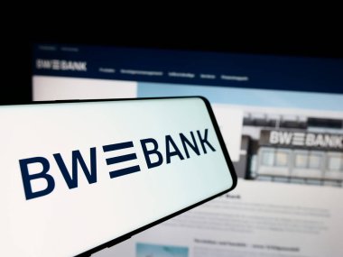 Stuttgart, Almanya - 07-15-2024: Logo önünde Alman Landesbank Baden-Wurttemberg (LBBW) şirketinin web sayfası bulunan kişi. Telefon ekranının merkezine odaklan.