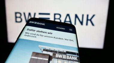 Stuttgart, Almanya - 07-15-2024: Logo önünde Alman Landesbank Baden-Wurttemberg (LBBW) şirketinin web sayfası bulunan kişi. Telefon ekranının merkezine odaklan.