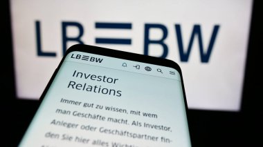Stuttgart, Almanya - 07-15-2024: İş logosu önünde Alman Landesbank Baden-Wuerttemberg (LBBW) şirketinin web sitesi bulunan cep telefonu. Telefon ekranının sol üst kısmına odaklan.