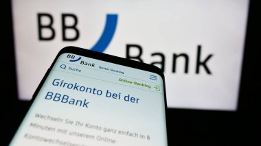 Stuttgart, Almanya - 07-15-2024: Alman finans hizmetleri şirketi BBBank 'ın web sitesine sahip akıllı telefon, iş logosu önünde. Telefon ekranının sol üst kısmına odaklan.