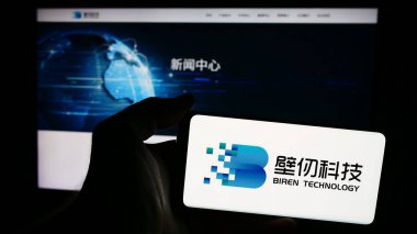 Stuttgart, Almanya - 07-15-2024: Çinli şirket Shanghai Biren Technology Co. Ltd. 'nin logosuna sahip kişi web sitesinin önünde. Telefon ekranına odaklan.