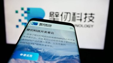 Stuttgart, Almanya - 07-15-2024: Çinli şirket Shanghai Biren Technology Co. Ltd. 'nin internet sitesi ile cep telefonu. Telefon ekranının sol üst kısmına odaklan.