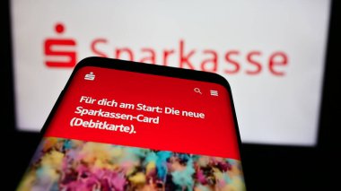 Stuttgart, Almanya - 07-15-2024: Alman finans hizmetleri kurumu Sparkasse 'ın internet sayfalı cep telefonu iş logosu önünde. Telefon ekranının sol üst kısmına odaklan.