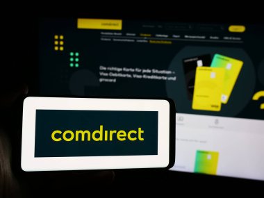 Stuttgart, Almanya - 07-15-2024: İnternet sitesi önünde Alman finans hizmetleri şirketi Comdirect 'in logosuna sahip kişi. Telefon ekranına odaklan.