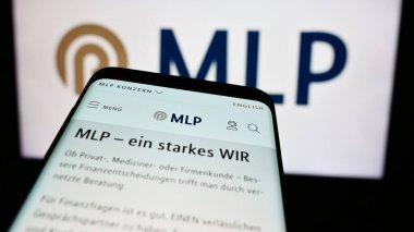 Stuttgart, Almanya - 07-15-2024: Alman finans hizmetleri şirketi MLP SE 'nin web sayfalı cep telefonu iş logosu önünde. Telefon ekranının sol üst kısmına odaklan.