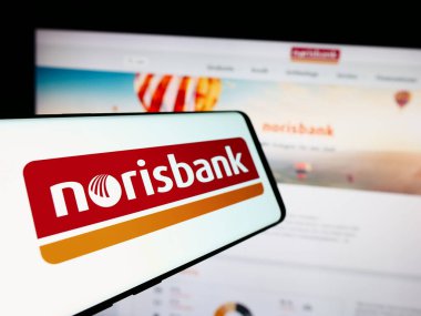 Stuttgart, Almanya - 07-15-2024: Alman finans hizmetleri şirketi Norisbank GmbH 'nin logosuyla birlikte cep telefonu. Telefon ekranının merkez soluna odaklan.