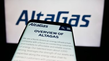 Stuttgart, Almanya - 07-16-2024: İş logosu önünde Kanadalı enerji altyapı şirketi AltaGas Ltd. 'nin web sitesiyle cep telefonu. Telefon ekranının sol üst kısmına odaklan.