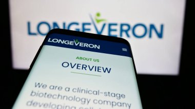 Stuttgart, Almanya - 07-16-2024: İş logosu önünde ABD 'li biyoteknoloji şirketi Longeveron Inc.' in web sitesi ile cep telefonu. Telefon ekranının sol üst kısmına odaklan.